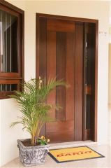 Porta com vidro lateral