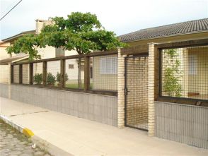 Cerca pinos tratado
