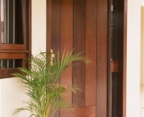 Porta com vidro lateral
